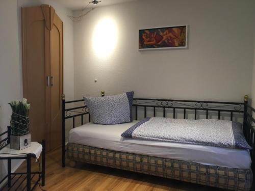 エーベルスヴァルデ・フィノーにあるPension im Grünenのベッドルーム1室(ベッド1台付)が備わります。壁に絵が飾られています。