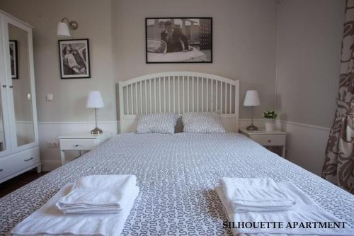 Un dormitorio con una cama grande con toallas. en Presidency House Self Check-in Apartments, en Sofía