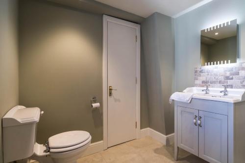 Ein Badezimmer in der Unterkunft Greyhound Inn Wilton