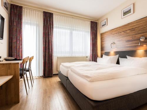 Hotel & Wirtshaus Hansenにあるベッド