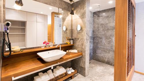 uma casa de banho com um lavatório e um chuveiro em Miamai Boutique Hotel - Adult Only em Bozburun