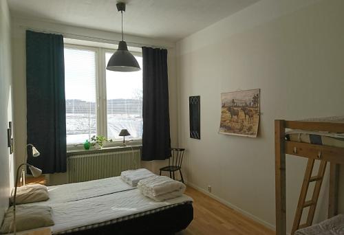 a bedroom with a bed and a window at Tossene Vandrahem in Hunnebostrand