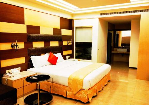 a hotel room with a large bed and a table at Borabora B&B in Nanwan