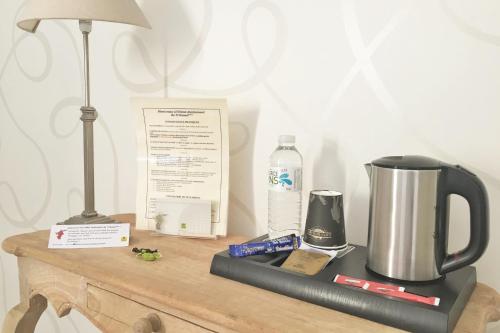Kemudahan buat kopi dan teh di Logis - Hôtel & Restaurant du Tribunal