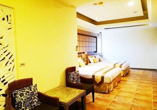 a hotel room with a bed and a table and chairs at Borabora B&B in Nanwan