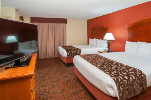 Krevet ili kreveti u jedinici u okviru objekta Governors Suites Hotel Oklahoma City Airport Area