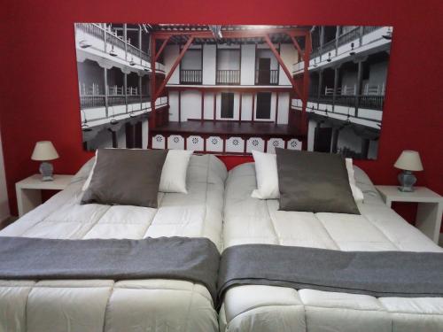 Casa Hormazas في ألماغرو: سرير أبيض كبير مع وسادتين في الغرفة