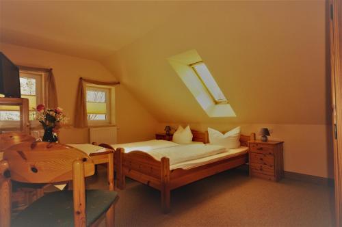 A bed or beds in a room at Pension Klette