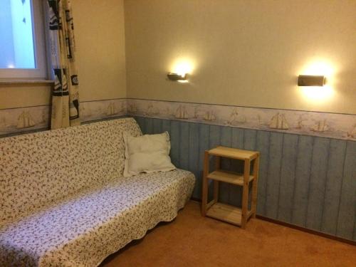 una piccola camera con letto e sgabello di Vakantiehuis Petrarca a Putten