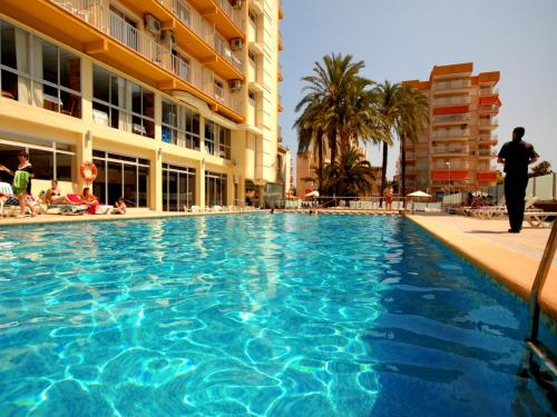 een groot zwembad voor een hotel bij Hotel Safari in Gandía
