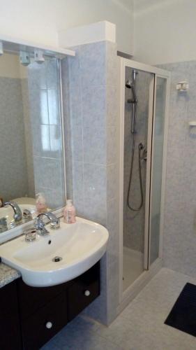 a bathroom with a sink and a shower at Appartamento Perco Riva Slataper in Grado