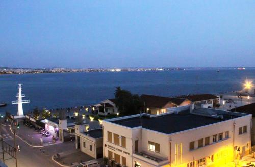 Vista generica sul mare o vista sul mare dall'interno dell'appartamento