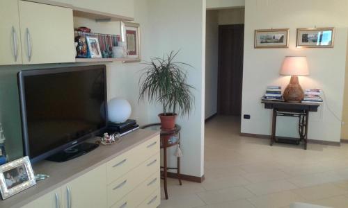un soggiorno con TV a schermo piatto su un bancone di Bed and Breakfast San Valentino a Terni