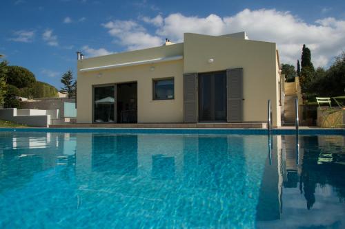 Bazén v ubytování Aurora Elegant Residence nebo v jeho okolí