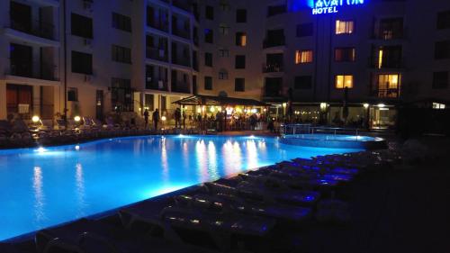 Avalon Apartament tesisinde veya buraya yakın yüzme havuzu