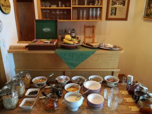 ゲストハウスの敷地内または近くでの食事または食べ物