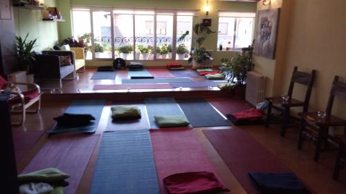 a room with many yoga mats on the floor at Hostal "Los Chanos el Ruso" in Galende