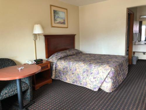 Łóżko lub łóżka w pokoju w obiekcie Airport Inn Motel Richmond