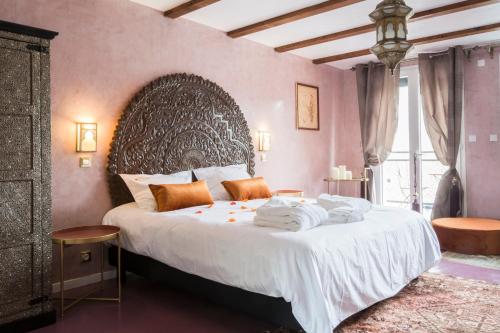 Кровать или кровати в номере Riad SPA "Les Portes de l'Orient" TOURS