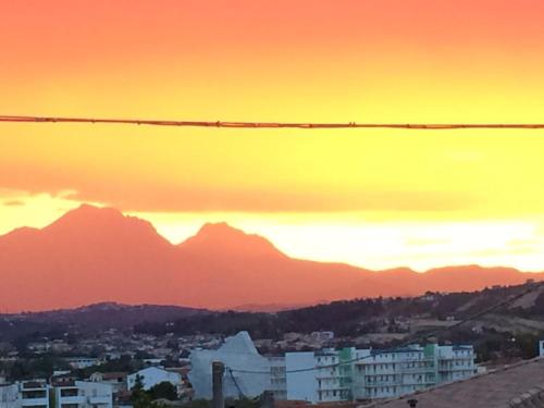 a sunset over a city with mountains in the background at Hotel Il Dito e la Luna in Ripa Teatina