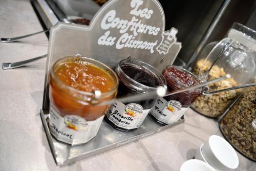 d'un comptoir avec de la nourriture sur une table dans l'établissement EtC...Hôtel - Strasbourg Hyper Centre, à Strasbourg