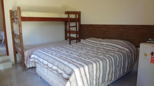 1 Schlafzimmer mit 2 Etagenbetten und einem Kühlschrank in der Unterkunft Mirante do Vale in São Gonçalo do Rio das Pedras