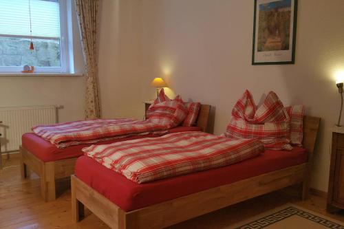 a bedroom with two twin beds and a window at Friedland - Groß Schneen GÖ 10 KM in Friedland