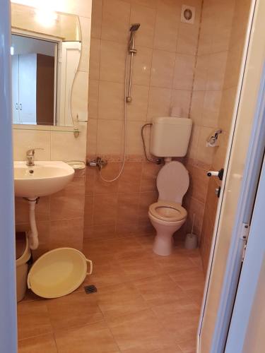 ein Badezimmer mit Toilette und Waschbecken in der Unterkunft Krasi Hotel in Rawda