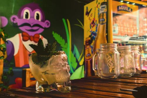 un jarrón con una planta en él sentado en una mesa en Purple Monkey Hostel, en Medellín