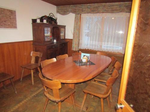 a dining room with a wooden table and chairs at Restaurant Felsenburg in Kandergrund