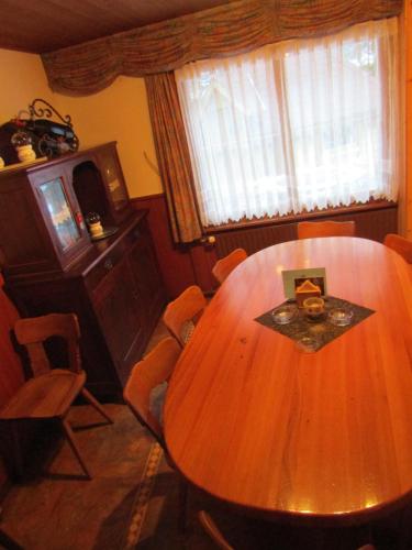 a dining room with a wooden table and chairs at Restaurant Felsenburg in Kandergrund