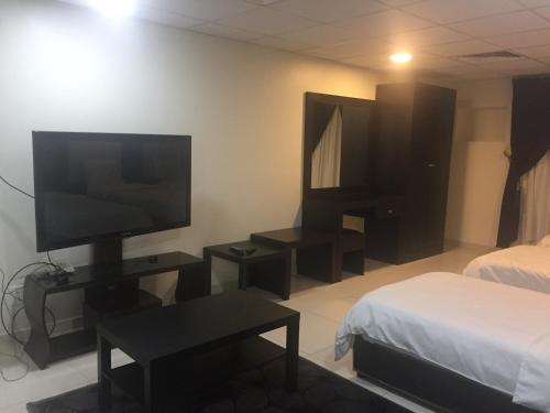 Телевизор и/или развлекательный центр в Holiday Furnished Units
