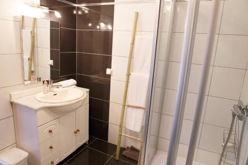 La salle de bains est pourvue d'un lavabo et d'une douche. dans l'établissement Casa do Prado, à Vila Verde