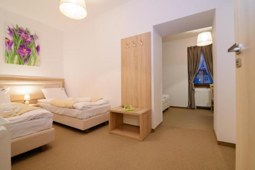 En eller flere senge i et værelse på Villa Astra - Apartments & Restaurant