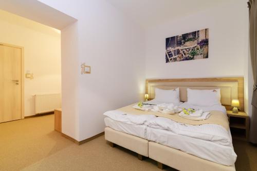 En eller flere senge i et værelse på Villa Astra - Apartments & Restaurant