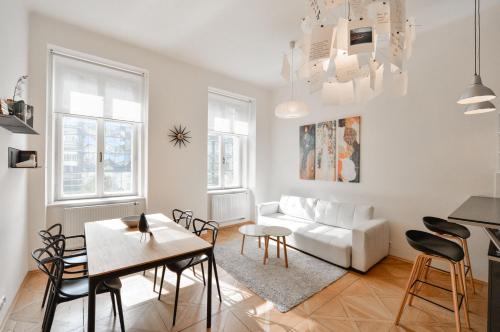 プラハにあるKafka's Head Apartmentのリビングルーム(白いソファ、テーブル付)