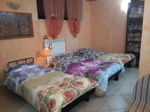 ポンテ・ガレリアにあるCasa in Fieraのベッド3台が備わる部屋