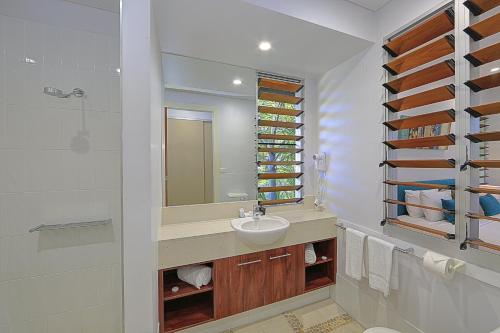 Ένα μπάνιο στο Sandcastles 1770 Motel & Resort