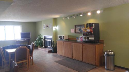 a room with a restaurant with a counter with a refrigerator at Harbor Lights Lodge in Kewaunee