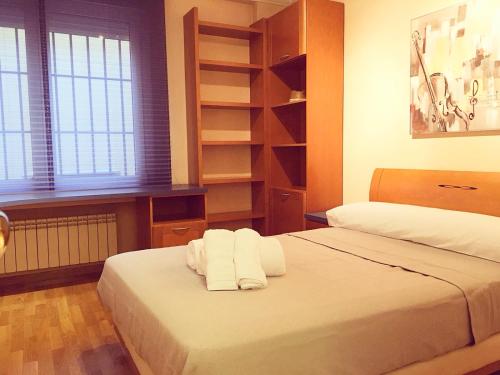 1 dormitorio con 2 camas y toallas. en Gran Vía 55 en Madrid