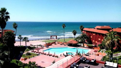 Puerto Nuevo Baja Hotel & Villasの敷地内または近くにあるプール