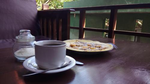 een kop koffie en een bord eten op een tafel bij Banana Leaf Bungalow in Gili Trawangan