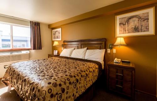 une chambre d'hôtel avec un lit et une fenêtre dans l'établissement Bay City Inn, à Bellingham