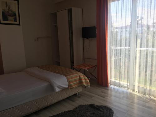 アンタルヤにあるMutado Hotelのベッドルーム1室(ベッド1台、大きな窓付)