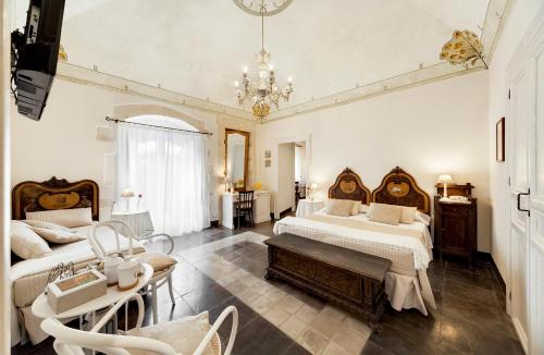 a bedroom with two beds and a table at Sabbinirica in Ragusa