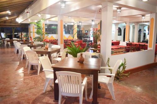 Ресторант или друго място за хранене в Royal Beach Hotel & Restaurant