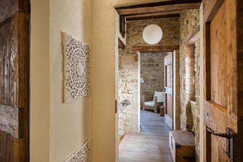 Castelnuovo dellʼAbateにあるLa Casa di Aliceの石壁の家廊下