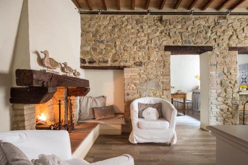 uma sala de estar com uma parede de pedra em La Casa di Alice em Castelnuovo dellʼAbate