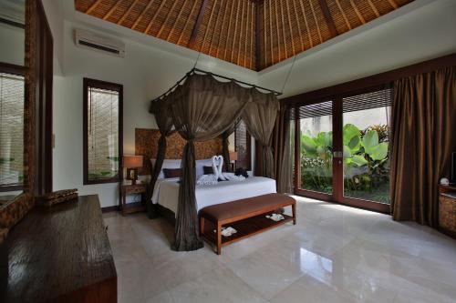 Giường trong phòng chung tại Mahagiri Villas & Spa Dreamland