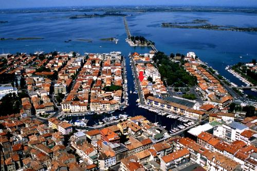 an aerial view of a city next to the water at Appartamento Perco Riva Dandolo in Grado
